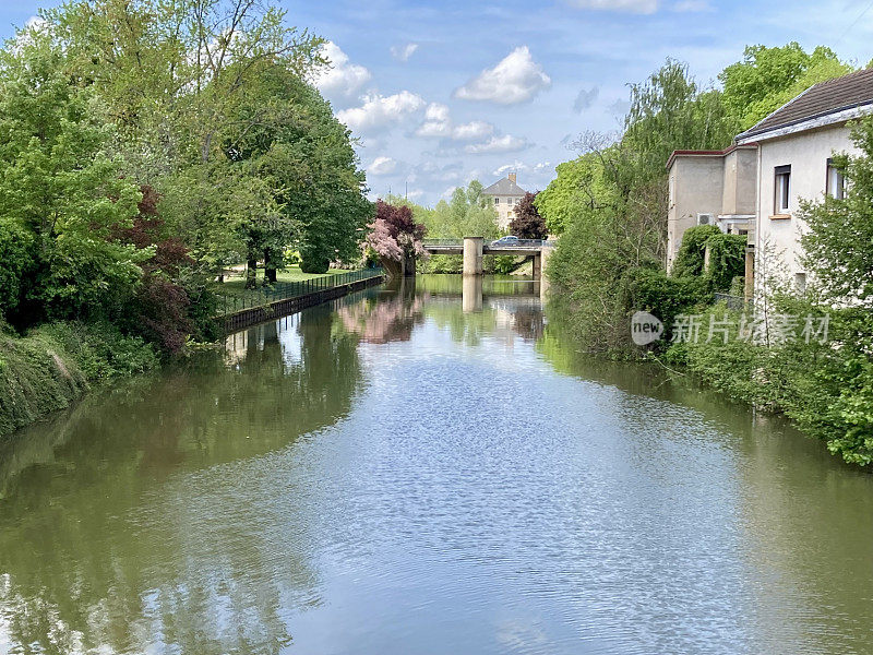 法国-勃艮第- Paray Le Monial -老城区的小街道和水渠